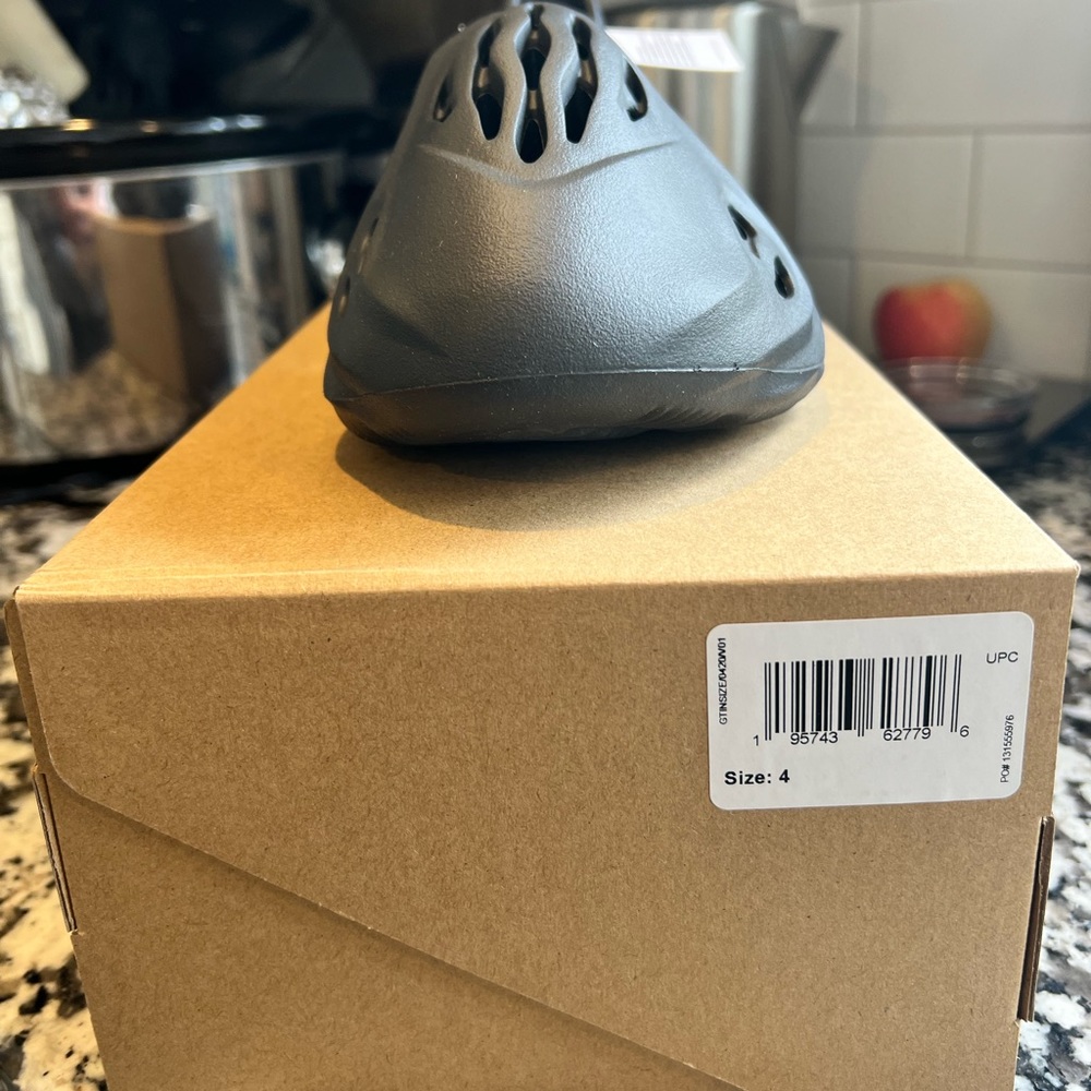 YZY FOAM RNNR (Yeezy Foam Runner) size 4